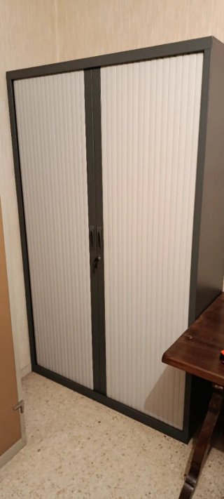Urge vender armario archivador puertas persiana