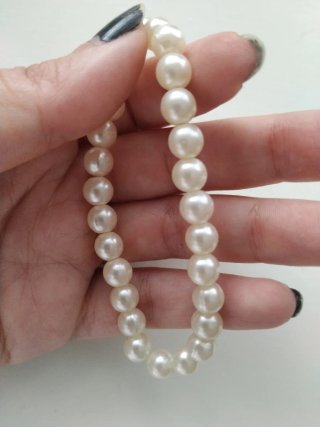 Pulsera de perlas blancas