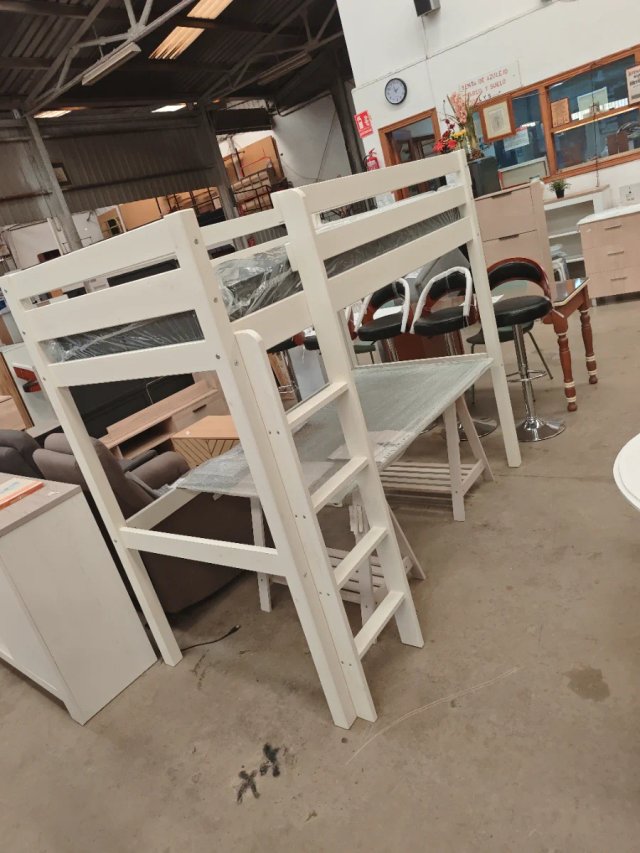 Cama alta con escritorio y colchón