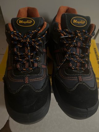 Zapatos de seguridad negros y naranjas
