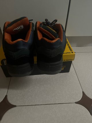 Zapatos de seguridad negros y naranjas