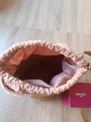 Bolso de rafia y perfume Special