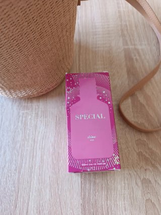 Bolso de rafia y perfume Special