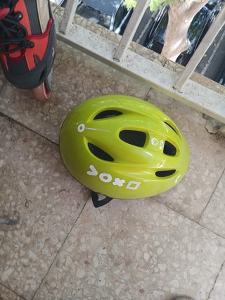 Patines y protecciones con casco