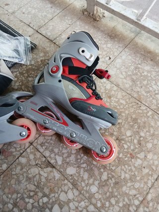 Patines y protecciones con casco