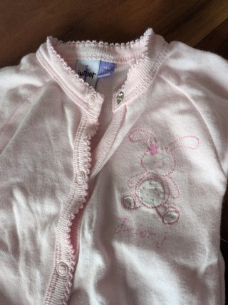 Mono bebé rosa con estampado de conejito