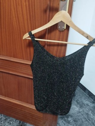 Camiseta tirantes brillante.