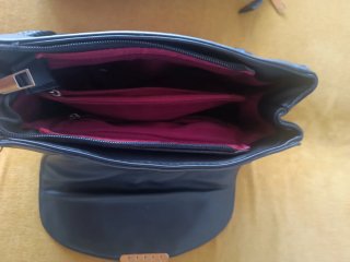 Bolso negro de terciopelo
