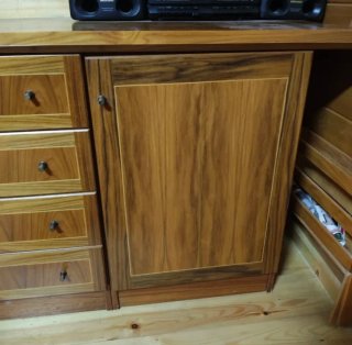 Aparador de madera con cajones y puertas
