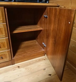 Aparador de madera con cajones y puertas