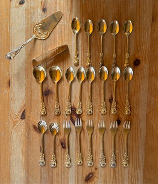 Set di posate per dessert in ottone placcato oro con copertura in rilievo floreale