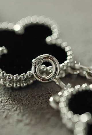 Pulsera tréboles negro y plata