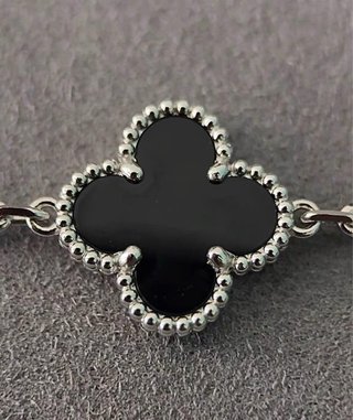 Pulsera tréboles negro y plata