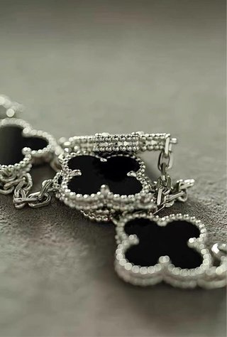 Pulsera tréboles negro y plata