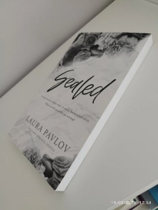 Sealed - Laura Pavlov