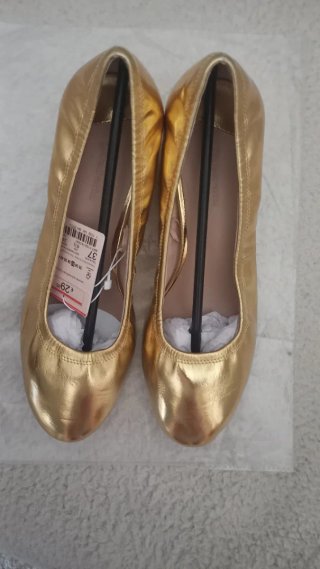 Zapatos planos dorados Stradivarius talla 37