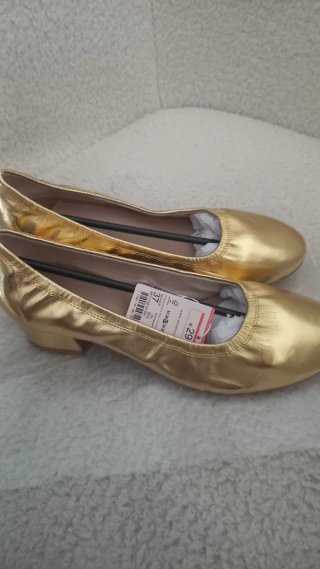 Zapatos planos dorados Stradivarius talla 37