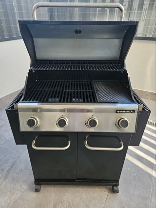 Barbacoa de gas negra y plateada