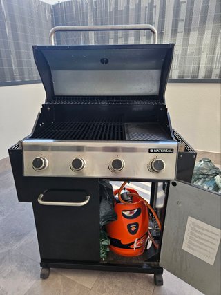 Barbacoa de gas negra y plateada