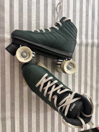 Patines, protecciones y casco.