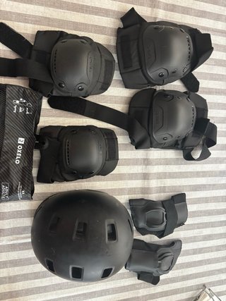 Patines, protecciones y casco.