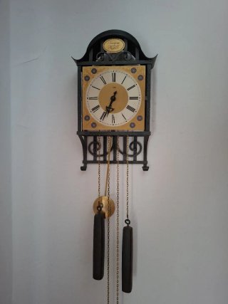 Reloj mecanico de péndulo de hierro antiguo