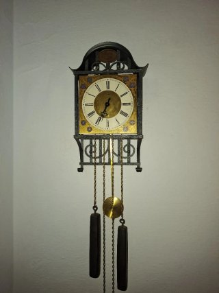 Reloj mecanico de péndulo de hierro antiguo