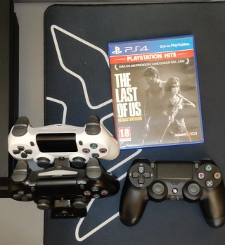 PS4 (PlayStation 4) + 3 Mandos + The Last of Us