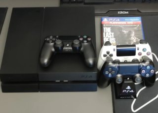 PS4 (PlayStation 4) + 3 Mandos + The Last of Us