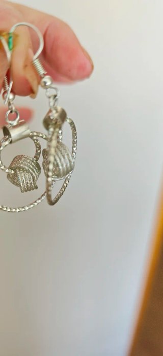 Pendientes de brillos plateados
