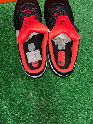 Botas de fútbol Nike negras y rojas