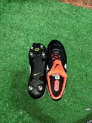 Botas de fútbol Nike negras y rojas