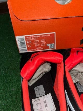 Botas de fútbol Nike negras y rojas