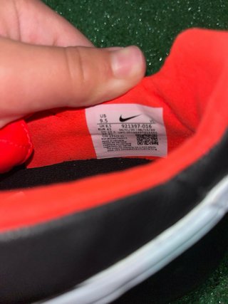 Botas de fútbol Nike negras y rojas