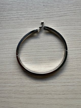 Pulsera rígida de metal plateado