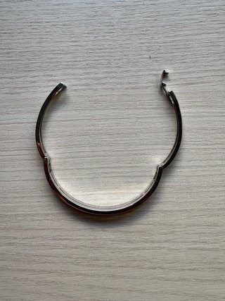 Pulsera rígida de metal plateado