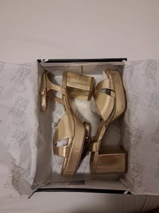 Zapatos dorados de tacón con plataforma