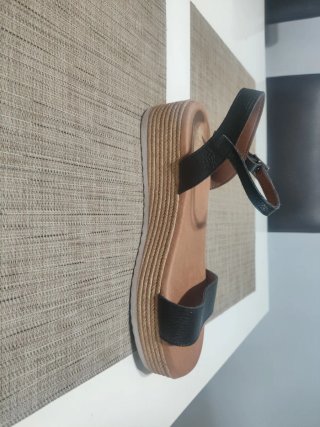 Sandalias cuña negras y beige
