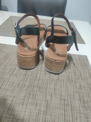 Sandalias cuña negras y beige