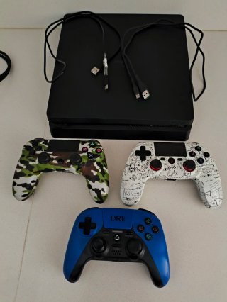 PS4 Nera + 3 joystick (leggi bene la descrizione)