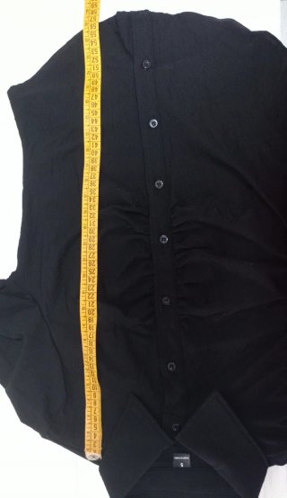 Camisa negra asimétrica