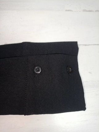 Camisa negra asimétrica