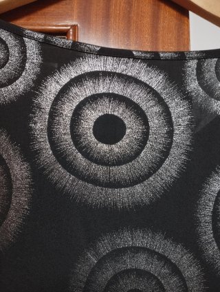 Vestido negro con estampado plateado