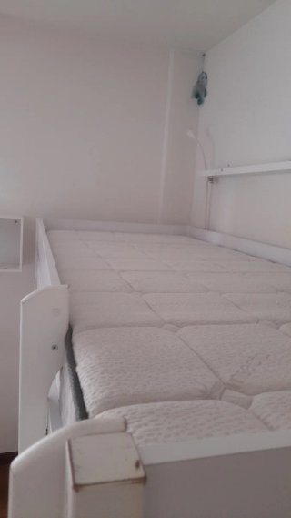 Cama alta individual de madera lacada