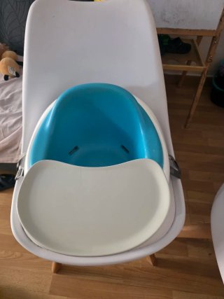 Trona portátil Bumbo azul y blanca