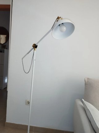 Lámpara de pie IKEA blanca y dorada