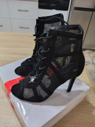 Botines de mujer negros con cordones