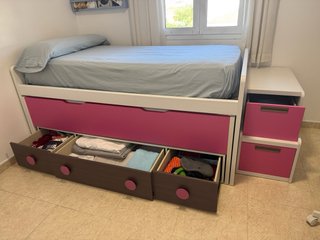 Cama nido con escalera cajonera.