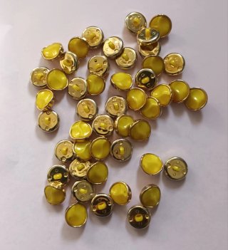 Lote 48 botones amarillos filo dorado