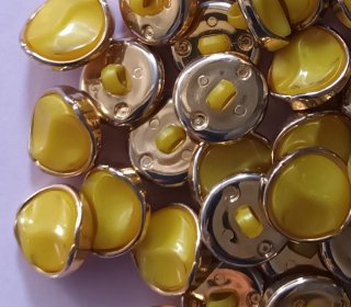 Lote 48 botones amarillos filo dorado